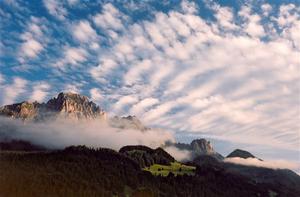 Videmanette, cloud belt and patterns on blue sky