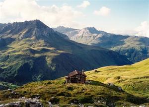 Sulzhütte surrounded by verdant mountains