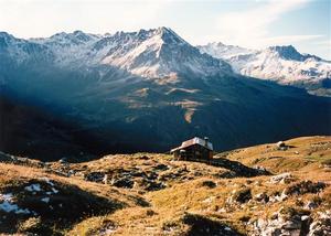 Sulzhütte with yellow fence and mountains