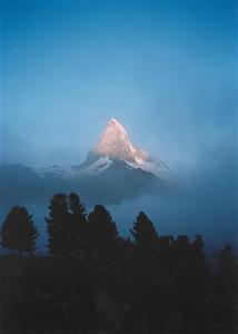 Blue photo with pink glow on Matterhorn