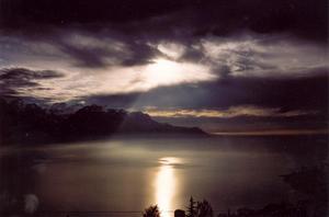 Contrasted foto, sun behind clouds over Lake Geneva