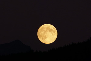 The Moon just leaving Giferspitz